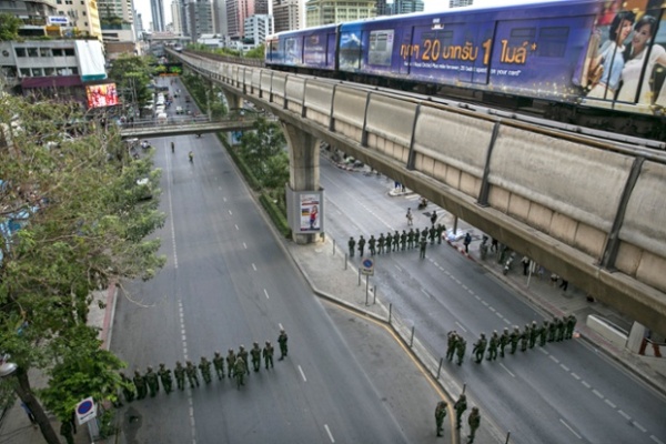 در حالی که معمولاً این ساعت اوج شلوغی بود، ولی نیروهای ضد شورش تایلندی تنها افراد حاضر در عکس هستند. پس از کودتای رخ داده، آنها تلاش کرده‎اند از هر گونه تجمعی در بانکوک جلوگیری کنند(گتی ایمیجز)