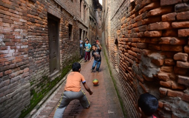 حتی در این کوچه تنگ نیز پسر بچه‎های نپالی در شهر باکتاپور (نزدیک کاتماندو) فوتبال بازی می‎کنند(گتی ایمیجز)